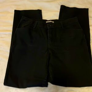 Lee
Color: Black
Type: relaxed fit-boot cut
Size: 12Long